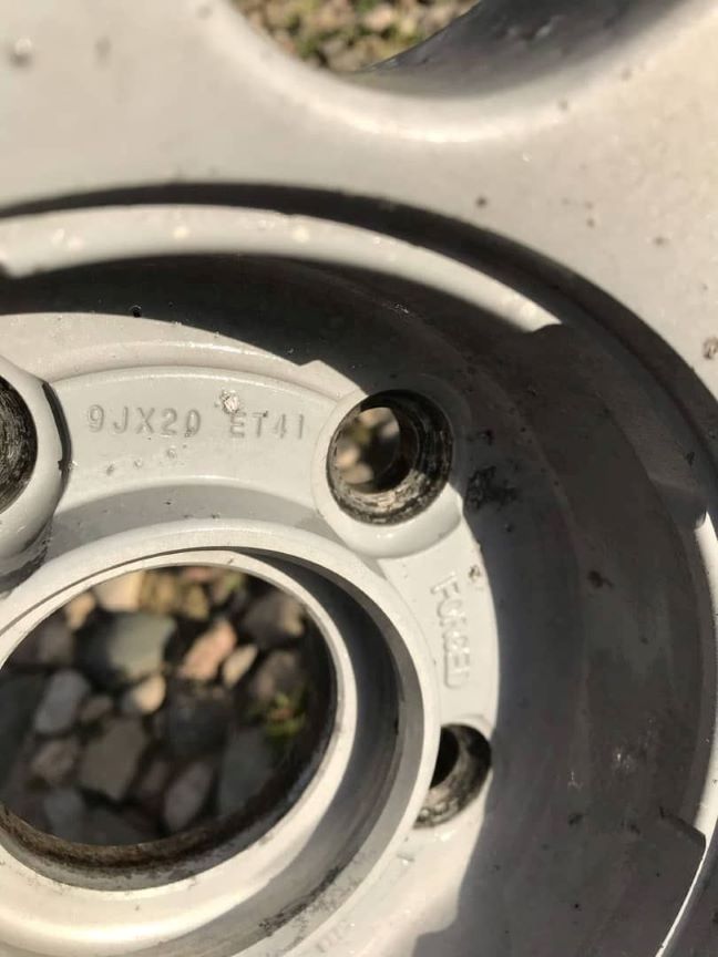 Malowanie skręcanych felg Bentley R20