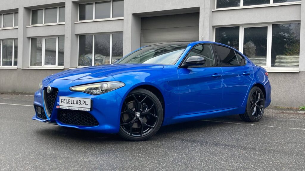 Felgi do niebieskiego samochodu