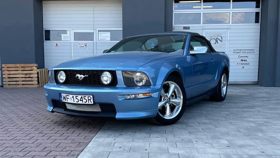 Felgi do niebieskiego samochodu