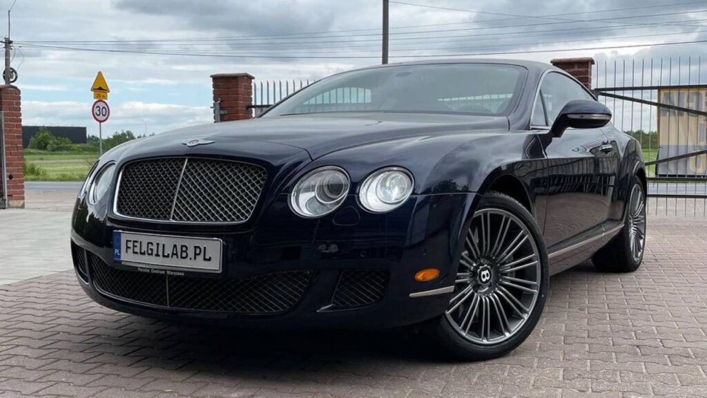 Felgi do niebieskiego samochodu