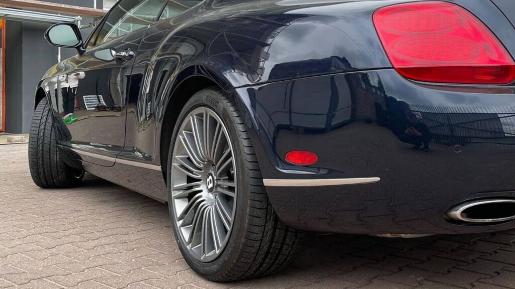 Felgi do niebieskiego samochodu