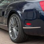 Felgi do niebieskiego samochodu