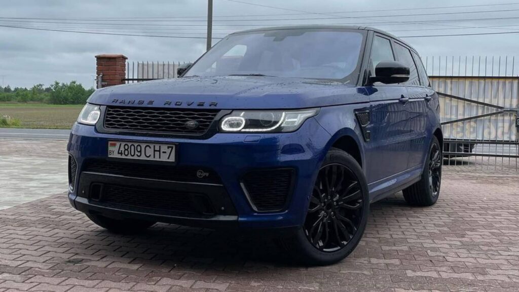 Felgi do niebieskiego samochodu