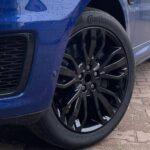 Felgi do niebieskiego samochodu