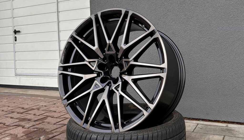 Felgi_BMW_X6M_R22_kolor_Czarny_Połysk_+_CNC_+_Dymiony_bezbarwny